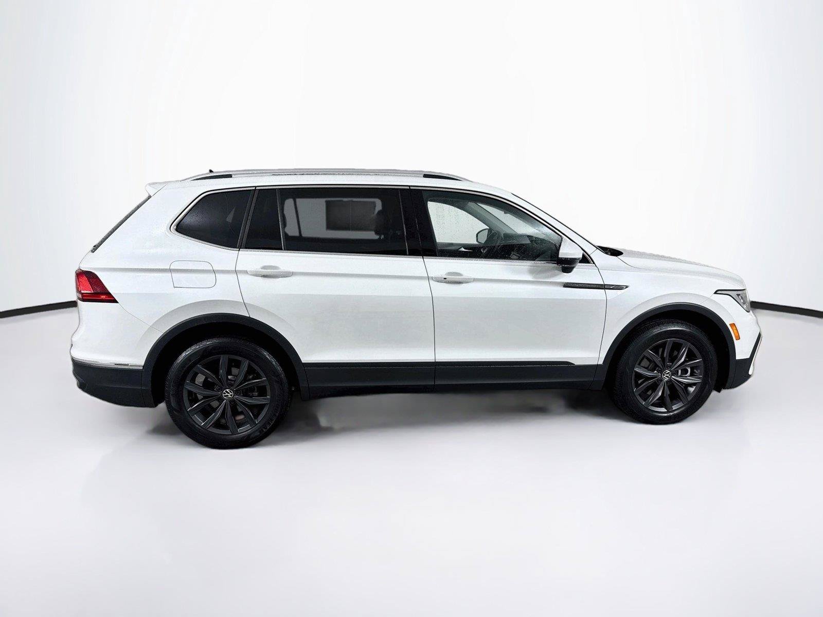 Used 2023 Volkswagen Tiguan SE w/ Panoramic Sunroof Package FWD image 8