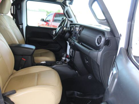 Used 2018 Jeep Wrangler Unlimited Sahara AWD/4WD image 14