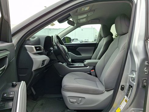 Used 2024 Toyota Highlander LE AWD/4WD image 16