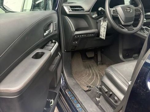 Used 2025 Toyota Sienna Platinum AWD/4WD image 13