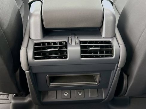 Used 2024 Land Rover Defender 110 X-Dynamic SE AWD/4WD image 27
