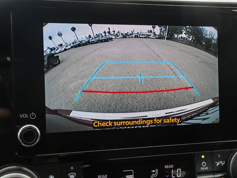 Used 2023 Toyota Highlander LE image 25