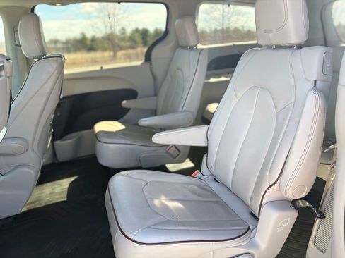 Used 2017 Chrysler Pacifica Limited w/ UConnect Theater Package image 32