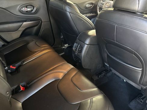 Used 2019 Jeep Cherokee Latitude Plus w/ Comfort/Convenience Group image 30