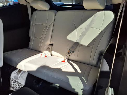 Used 2023 Buick Enclave Essence image 17