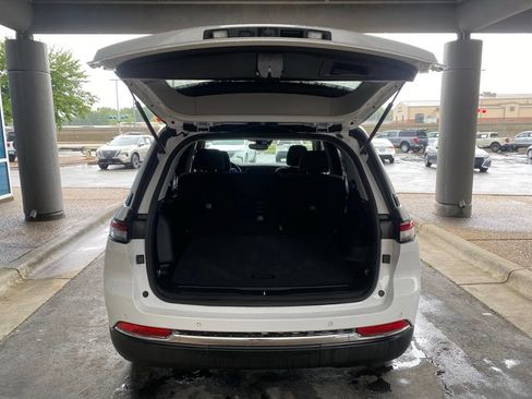Used 2023 Jeep Grand Cherokee Laredo RWD image 9