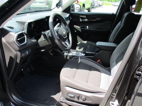 Used 2024 Chevrolet TrailBlazer LT w/ Convenience Package AWD/4WD image 11