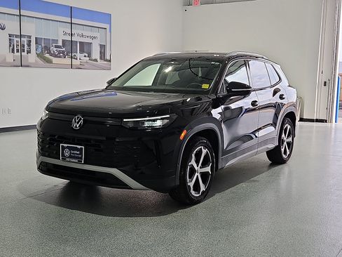 Certified 2025 Volkswagen Tiguan SE FWD image 4