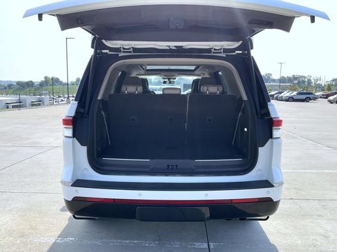 Certified 2023 Lincoln Navigator Reserve AWD/4WD image 9