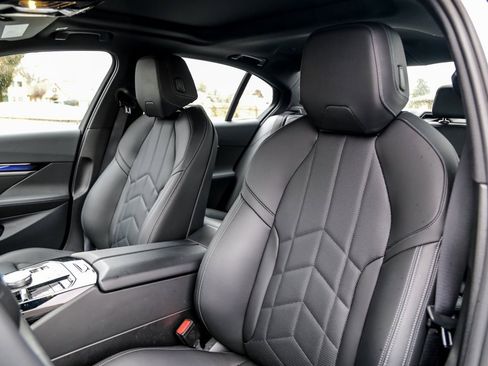 Used 2025 BMW i5 xDrive40 w/ Premium Package image 19