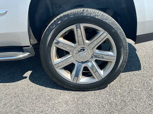 Used 2015 Cadillac Escalade Luxury image 24