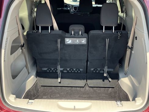 Used 2018 Chrysler Pacifica L FWD image 27