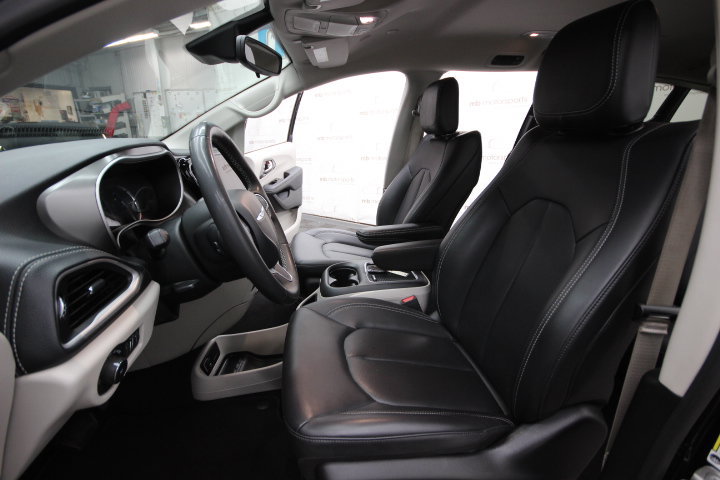 Used 2023 Chrysler Pacifica Touring-L FWD image 12