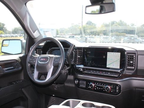 Used 2025 GMC Sierra 1500 SLT image 10