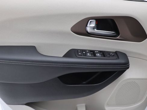 Used 2023 Chrysler Voyager LX image 14