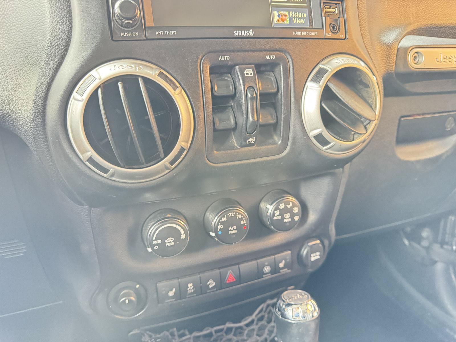 Used 2016 Jeep Wrangler Unlimited Rubicon w/ Connectivity Group AWD/4WD image 17