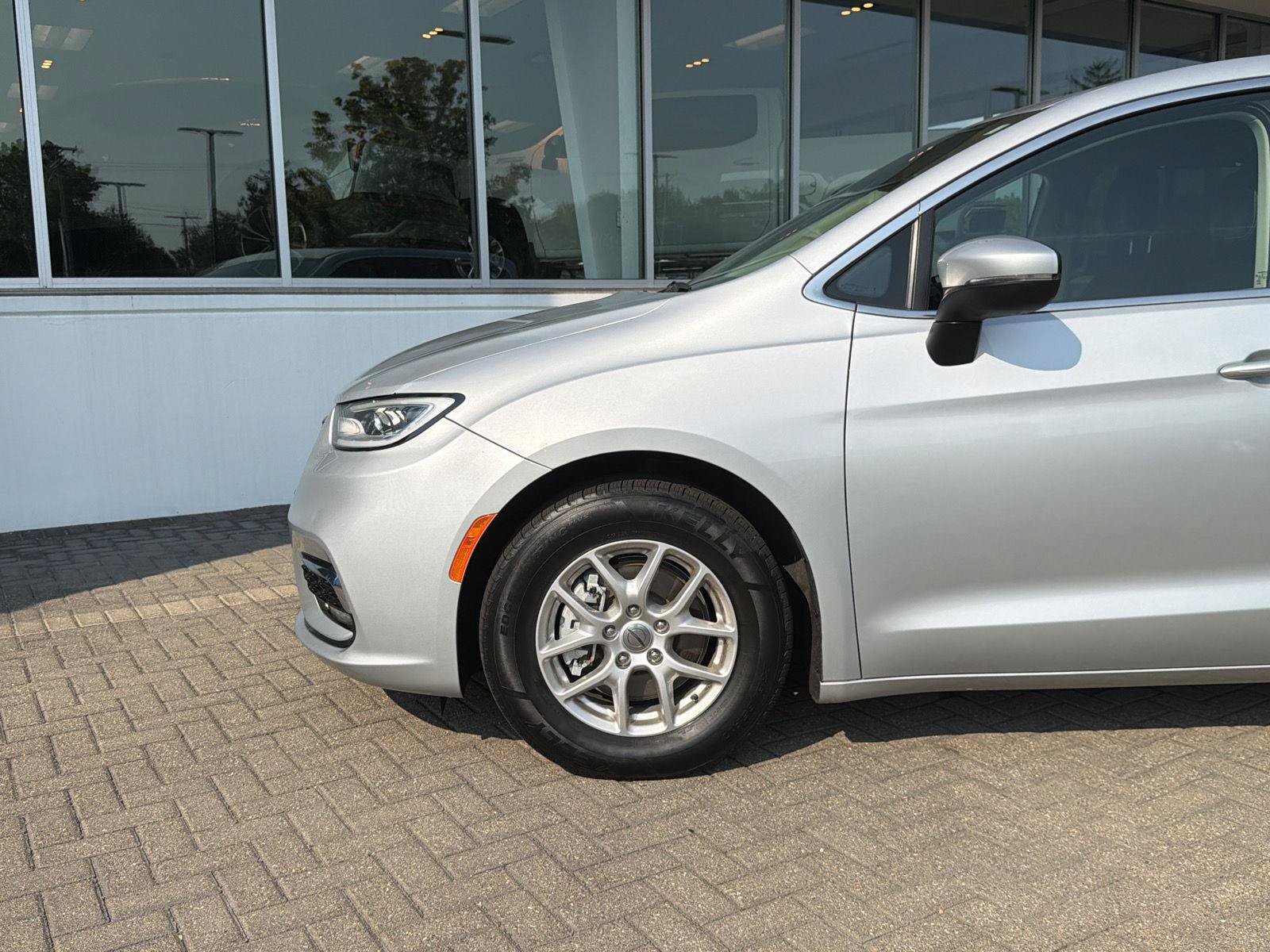 Used 2023 Chrysler Pacifica Touring-L FWD image 9