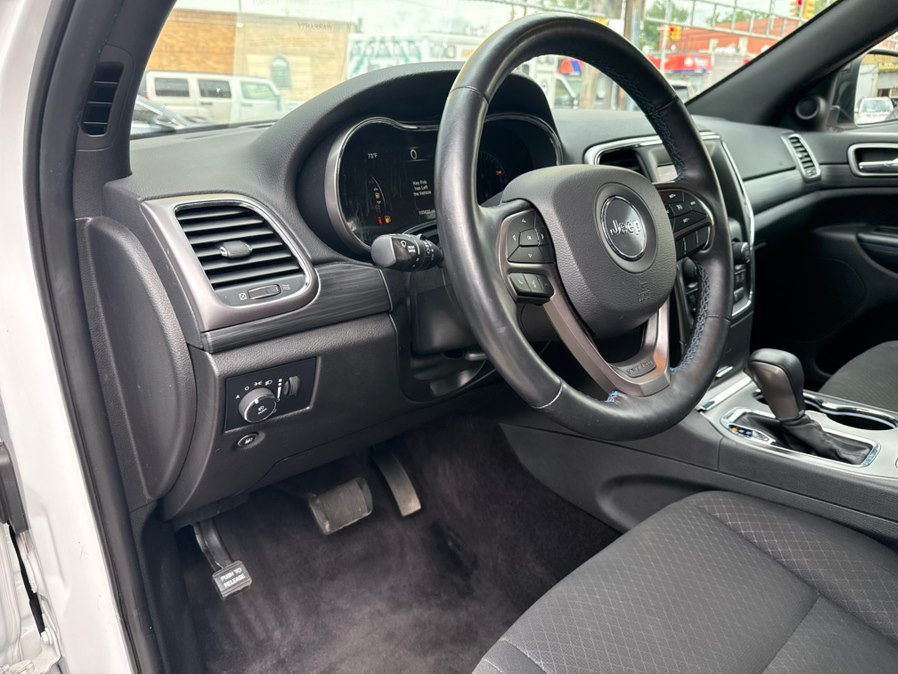 Used 2019 Jeep Grand Cherokee Laredo AWD/4WD image 12