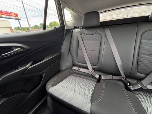 Used 2025 Chevrolet Trax LT w/ LT Convenience Package FWD image 39