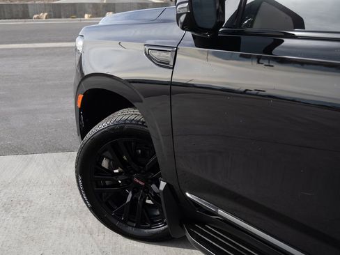 Used 2024 GMC Yukon XL SLT image 13