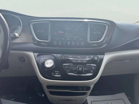 Used 2018 Chrysler Pacifica Touring-L FWD image 28