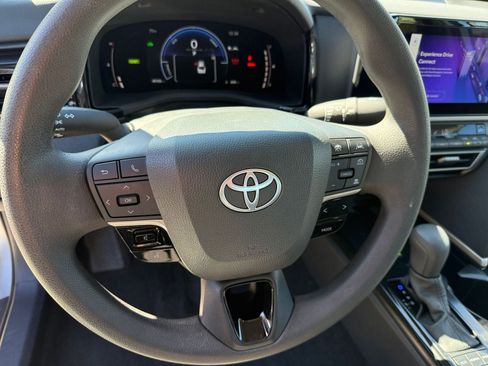Used 2025 Toyota Camry LE image 27