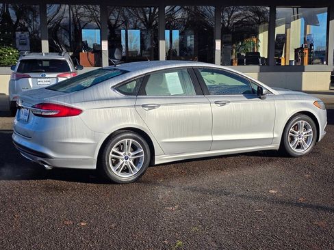 Used 2018 Ford Fusion SE image 2