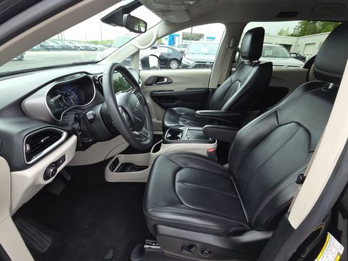 Used 2023 Chrysler Pacifica Touring-L FWD image 15