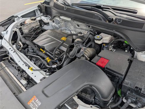 Used 2025 Chevrolet Trax LT FWD image 41