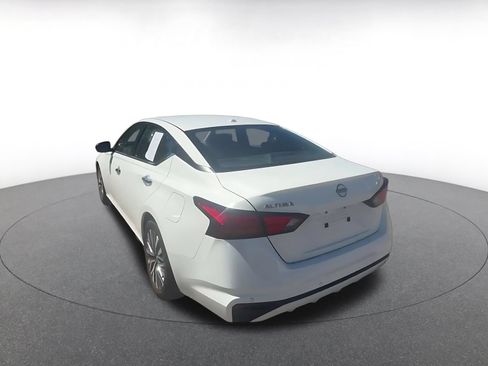 Used 2025 Nissan Altima 2.5 SV FWD image 10
