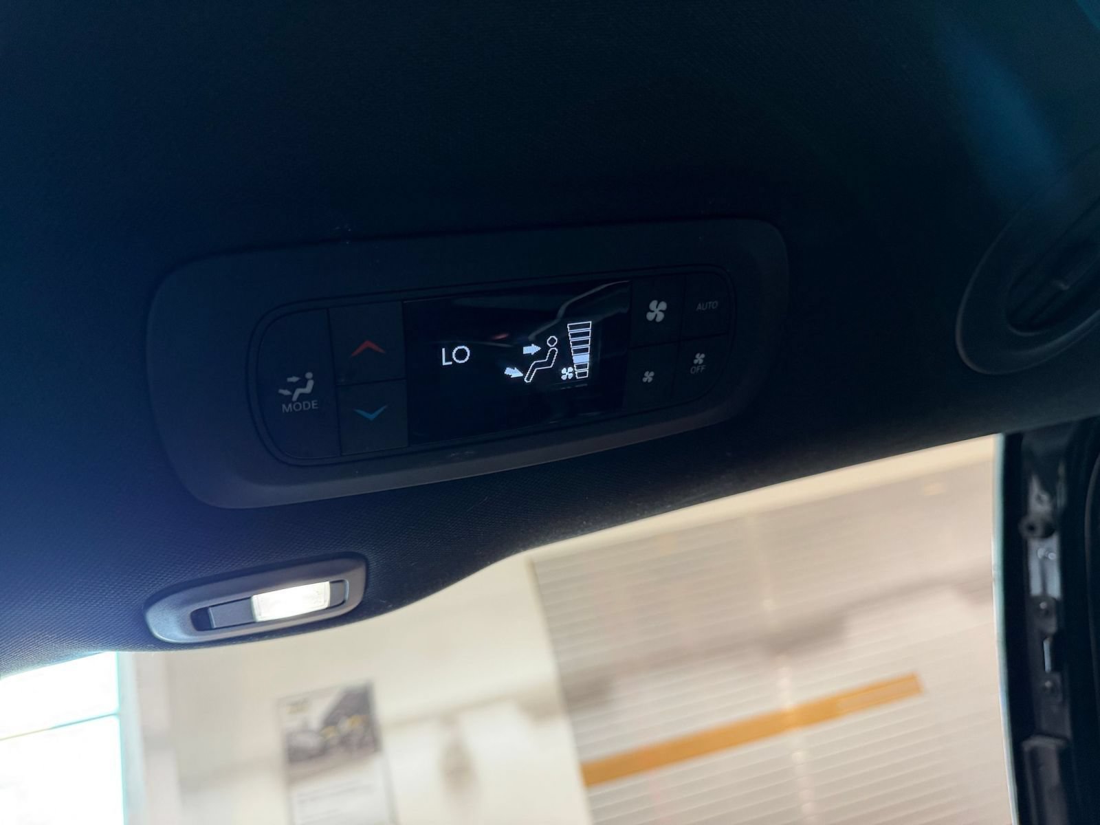 Used 2025 Chrysler Pacifica Limited FWD image 25