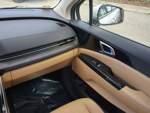 Used 2024 Kia Carnival EX image 17