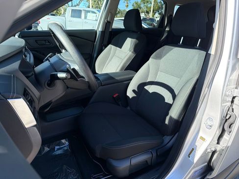 Used 2025 Nissan Rogue S image 27