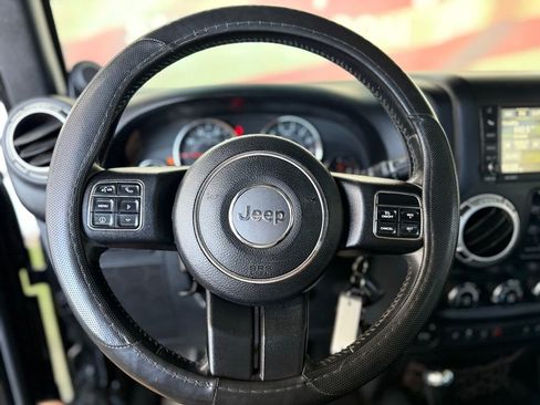 Used 2013 Jeep Wrangler Unlimited Rubicon w/ Connectivity Group AWD/4WD image 22