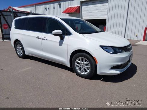 Used 2022 Chrysler Voyager LX FWD image 13
