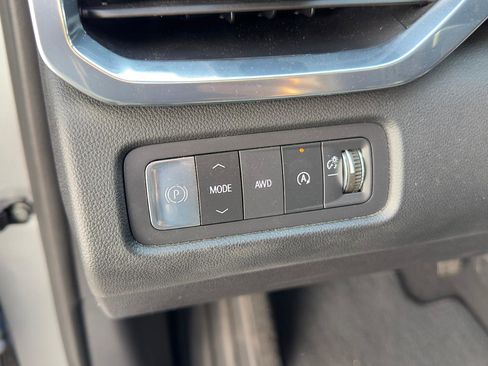 Used 2025 GMC Acadia Elevation image 17