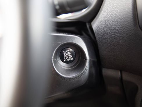 Used 2018 Jeep Renegade Latitude AWD/4WD image 12