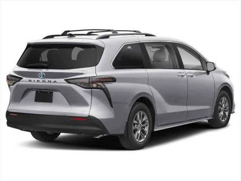 Used 2025 Toyota Sienna XLE image 2