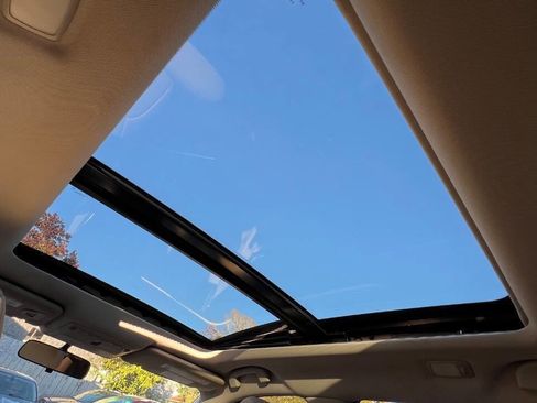 Used 2017 Nissan Rogue SV image 16