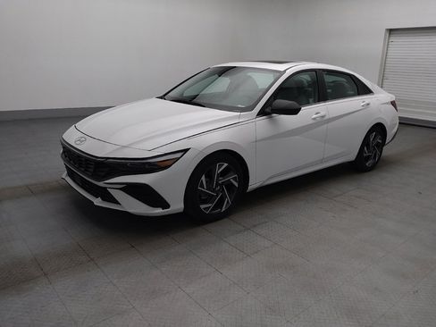 Used 2025 Hyundai Elantra Limited FWD image 2