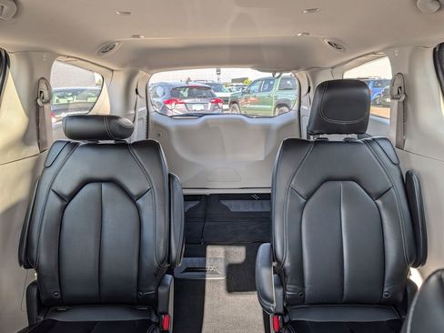Used 2023 Chrysler Pacifica Touring-L FWD image 13