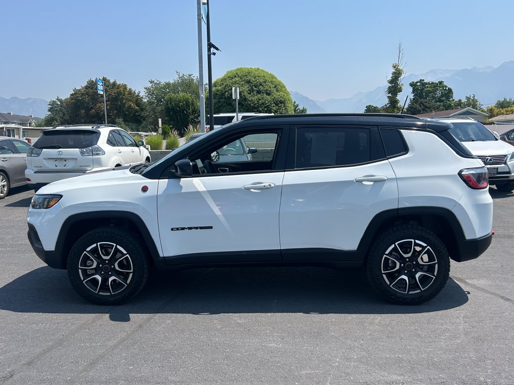 Used 2025 Jeep Compass Trailhawk AWD/4WD image 9