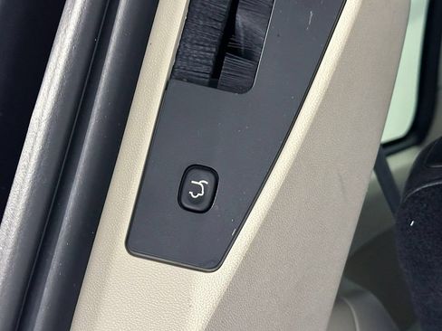 Used 2016 Chrysler Town & Country Touring w/ Driver Convenience Group FWD image 9