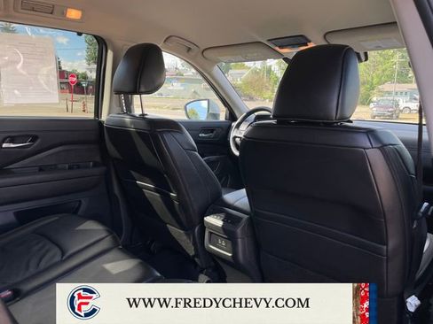 Used 2025 Nissan Pathfinder SL AWD/4WD image 40