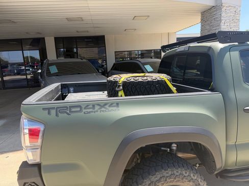 Used 2022 Toyota Tacoma TRD Sport AWD/4WD image 4