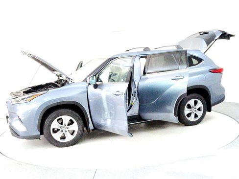 Certified 2021 Toyota Highlander XLE image 10