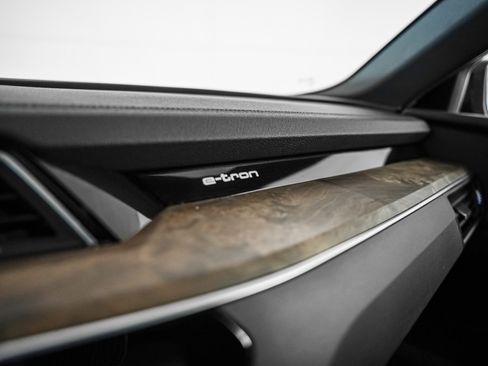 Used 2022 Audi e-tron Premium Plus w/ Premium Plus Package image 23