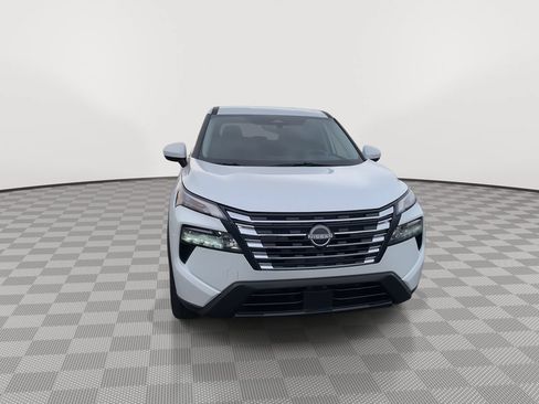 Used 2025 Nissan Rogue SV AWD/4WD image 2