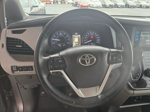Used 2017 Toyota Sienna XLE image 16