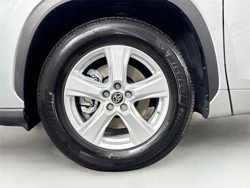 Used 2024 Toyota Highlander LE image 12